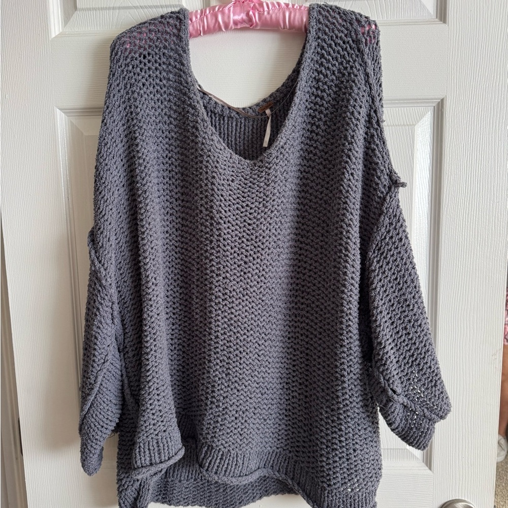 M Free People Oversized Charcoal V-Neck Sweater-great condition 💖